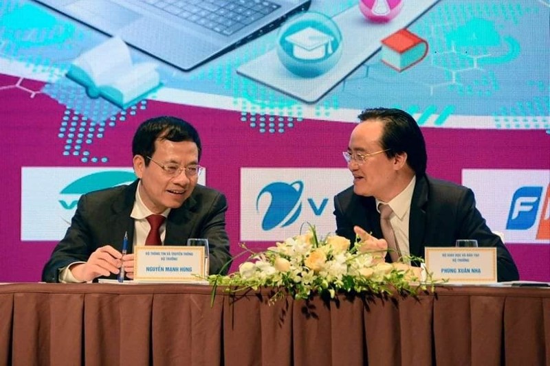 Bộ trưởng Bộ GD-ĐT Phùng Xuân Nhạ và Bộ Thông tin-Truyền thông Nguyễn Mạnh Hùng trao đổi tại hội thảo chuyển đổi số giáo dục