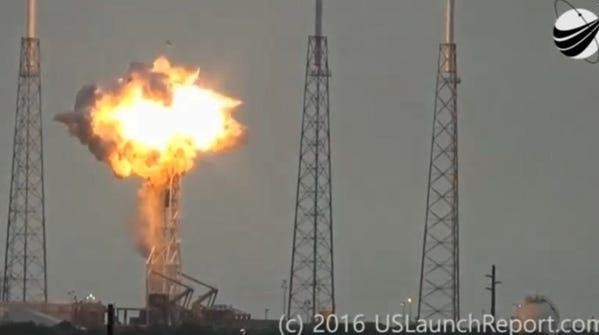 Tên lửa Falcon 9 phát nổ năm 2016 khiến vệ tinh của Facebook thành &quot;sắt vụn&quot;. Ảnh: Reuters.
