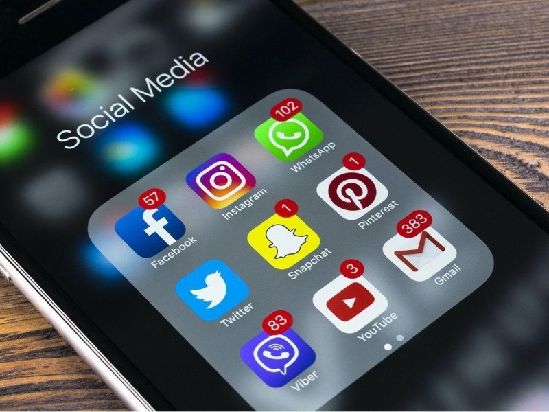 Cần có quy định thống nhất trong vấn đề sử dụng mạng xã hội. Ảnh: India Times.