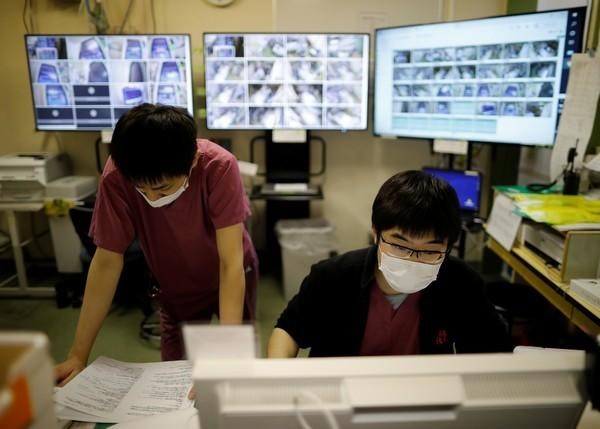 Máy fax được dùng ở Nhật Bản từ thập niên 80s, và cho đến mùa dịch Covid-19, các bệnh viện vẫn gửi kết quả qua đường máy fax Máy fax được dùng ở Nhật Bản từ thập niên 80s, và cho đến mùa dịch Covid-19, các bệnh viện vẫn gửi kết quả qua đường máy fax