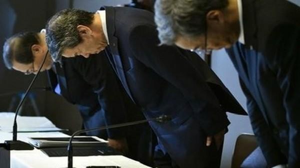 Các lãnh đạo cấp cao của tập đoàn Toshiba cúi đầu xin lỗi sau bê bối tài chính bị phanh phui hồi năm 2015 Các lãnh đạo cấp cao của tập đoàn Toshiba cúi đầu xin lỗi sau bê bối tài chính bị phanh phui hồi năm 2015