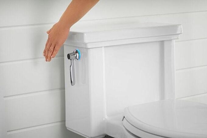 Kohler ra bồn cầu sử dụng cảm biến để xả nước thay vì nút bấm. Kohler ra bồn cầu sử dụng cảm biến để xả nước thay vì nút bấm.