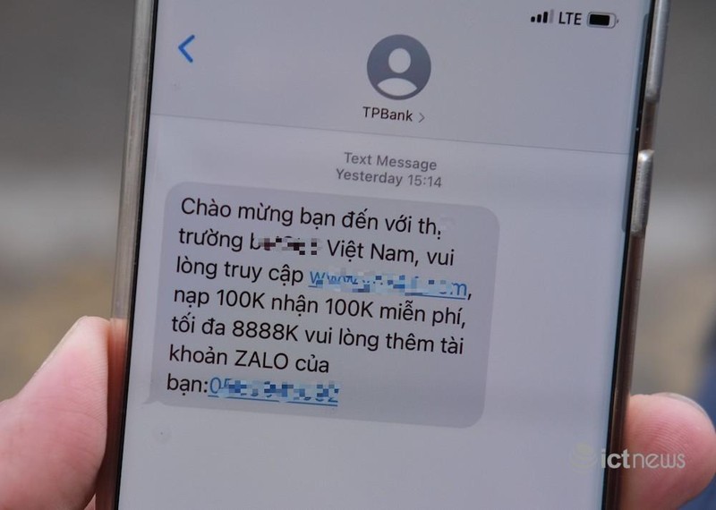 Tin nhắn quảng cáo cá cược online từ đầu số ghi là TPBank. (Ảnh: Hải Đăng) Tin nhắn quảng cáo cá cược online từ đầu số ghi là TPBank. (Ảnh: Hải Đăng)
