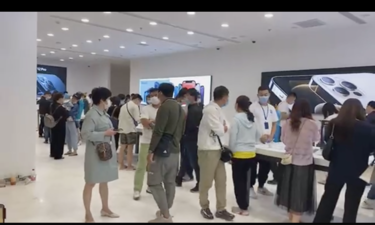 Người Trung Quốc chen chân mua iPhone 12 giảm giá. Người Trung Quốc chen chân mua iPhone 12 giảm giá.