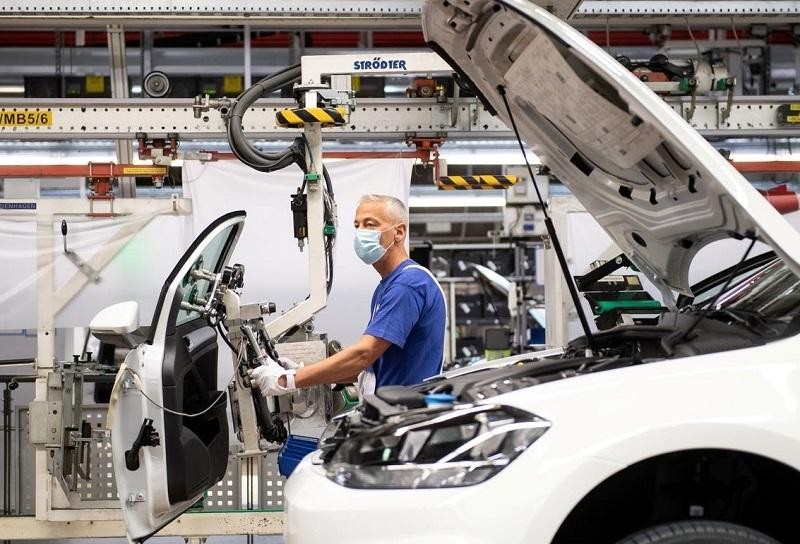 Các hãng ô tô toàn cầu có thể mất 61 tỷ USD do thiếu hụt chất bán dẫn ảnh 1