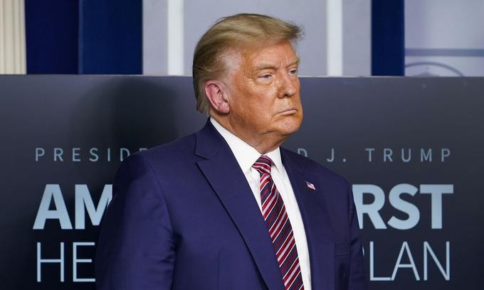 Tổng thống Donald Trump nghe họp báo ở Nhà trắng. Ảnh: AP. Tổng thống Donald Trump nghe họp báo ở Nhà trắng. Ảnh: AP.