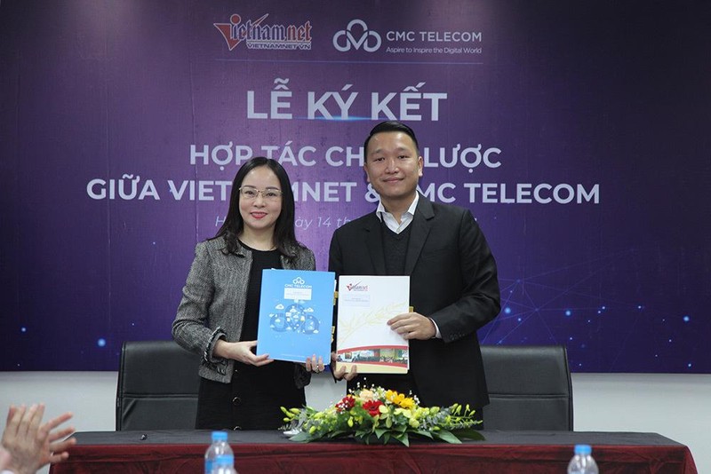 Phó tổng Biên tập Báo VietNamNet Hoàng Thị Bảo Hương và Phó Tổng giám đốc CMC Telecom Đặng Tùng Sơn ký kết các hợp đồng cung cấp dịch vụ trong thời gian tới. Phó tổng Biên tập Báo VietNamNet Hoàng Thị Bảo Hương và Phó Tổng giám đốc CMC Telecom Đặng Tùng Sơn ký kết các hợp đồng cung cấp dịch vụ trong thời gian tới.