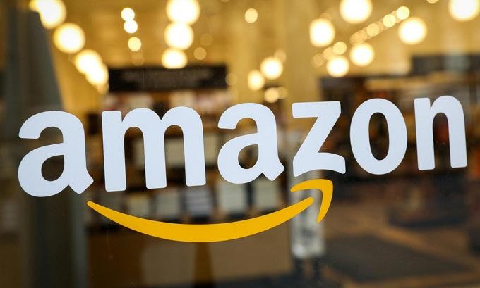 Logo Amazon bên ngoài một cửa hàng ở New York, Mỹ. Ảnh: Reuters. Logo Amazon bên ngoài một cửa hàng ở New York, Mỹ. Ảnh: Reuters.