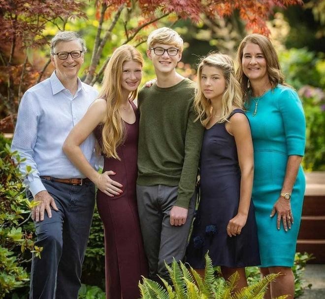 Gia đình tỷ phú nổi tiếng (từ trái sang): Bill Gates, Jennifer, Rory, Phoebe, và mẹ Melinda Gates Gia đình tỷ phú nổi tiếng (từ trái sang): Bill Gates, Jennifer, Rory, Phoebe, và mẹ Melinda Gates
