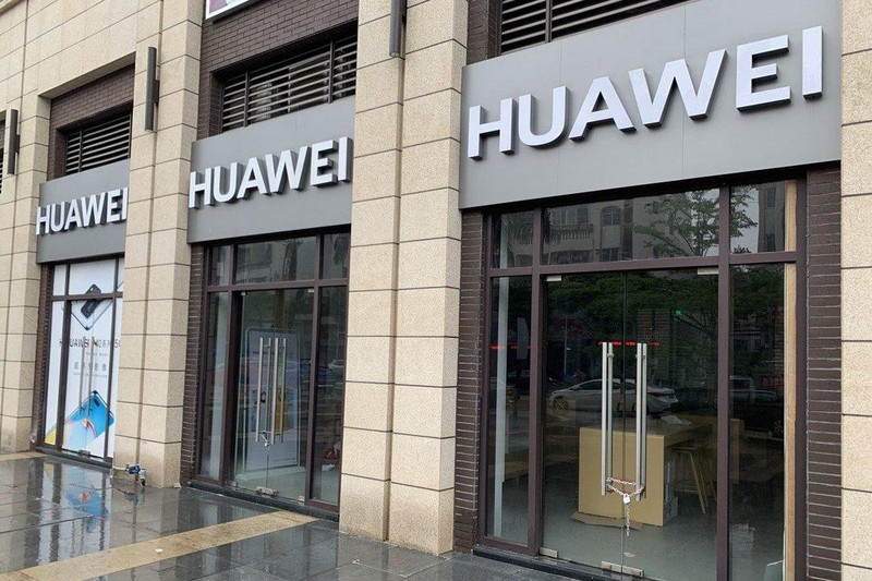 Hình ảnh các cửa hàng Huawei bị đóng đã trở nên quen thuộc. Ảnh: SCMP.