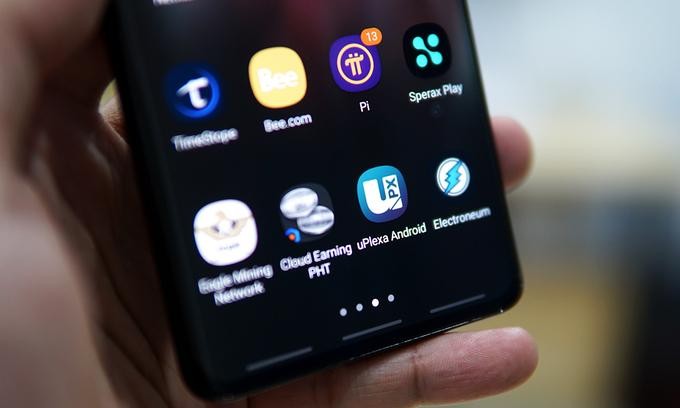 Nhiều loại tiền ảo được quảng cáo có thể "đào" trên điện thoại. Ảnh: Lưu Quý Nhiều loại tiền ảo được quảng cáo có thể "đào" trên điện thoại. Ảnh: Lưu Quý