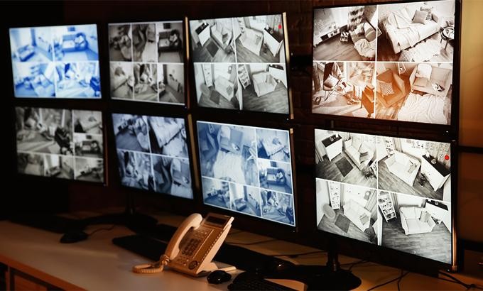 Kẻ xấu có thể lắp camera ẩn trong khách sạn, homestay hoặc hack hệ thống camera trong gia đình. Ảnh: Gensecurity. Kẻ xấu có thể lắp camera ẩn trong khách sạn, homestay hoặc hack hệ thống camera trong gia đình. Ảnh: Gensecurity.