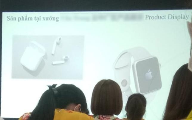 Công nhân được đào tạo để sản xuất Apple Watch Series 3 trong một nhà máy ở Việt Nam. Công nhân được đào tạo để sản xuất Apple Watch Series 3 trong một nhà máy ở Việt Nam.