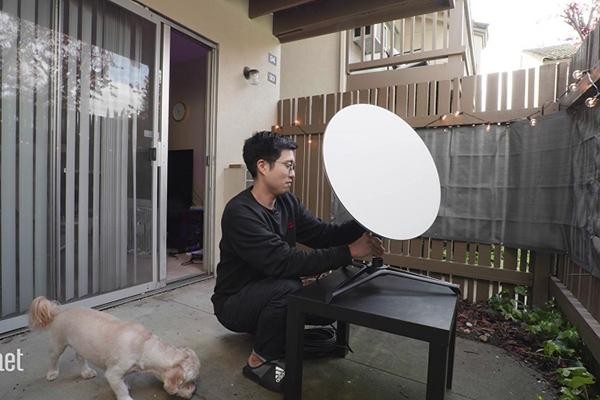 Bộ sản phẩm mà người dùng nhận được sẽ bao gồm 1 chảo Starlink để thu tín hiệu. Ảnh: CNET Bộ sản phẩm mà người dùng nhận được sẽ bao gồm 1 chảo Starlink để thu tín hiệu. Ảnh: CNET