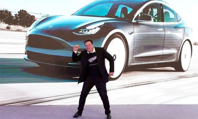 Elon Musk nhảy trên sân khấu trong lễ công bố Model 3 tại Trung Quốc tháng 1/2020. Ảnh: Reuters.