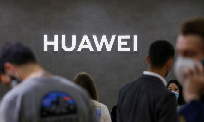 Logo Huawei tại triển lãm hàng điện tử tiêu dùng IFA ở Đức năm 2020. Ảnh: Reuters.