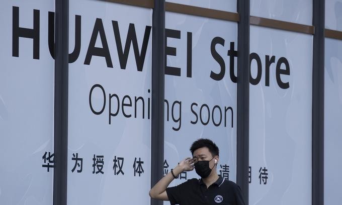 Một cửa hàng sắp hoạt động của Huawei tại Bắc Kinh năm 2020. Ảnh: AP. Một cửa hàng sắp hoạt động của Huawei tại Bắc Kinh năm 2020. Ảnh: AP.