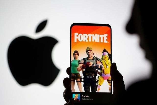Cuộc chiến giữa Epic Games và Apple bùng lên hồi tháng 8/2020 khi nhà phát triển thông báo với khách hàng bắt đầu giảm giá khi mua trực tiếp vật phẩm trong game Fortnite. Cuộc chiến giữa Epic Games và Apple bùng lên hồi tháng 8/2020 khi nhà phát triển thông báo với khách hàng bắt đầu giảm giá khi mua trực tiếp vật phẩm trong game Fortnite.