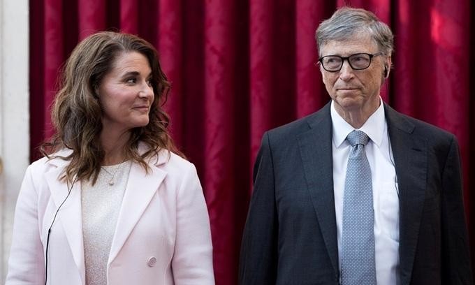 Bill Gates và Melinda nghe bài phát biểu của cựu tổng thống Pháp Francois Hollande, trước khi được trao tặng Huân chương Bắc đẩu Bội tinh tại Cung điện Elysee ở Paris, Pháp, tháng 4/2017. Ảnh: Reuters. Bill Gates và Melinda nghe bài phát biểu của cựu tổng thống Pháp Francois Hollande, trước khi được trao tặng Huân chương Bắc đẩu Bội tinh tại Cung điện Elysee ở Paris, Pháp, tháng 4/2017. Ảnh: Reuters.