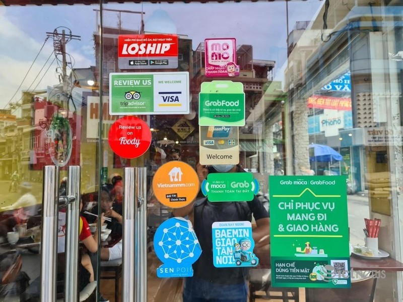 Một quán ăn tại TP.HCM chấp nhận hầu hết các dịch vụ thanh toán. (Ảnh: Hải Đăng) Một quán ăn tại TP.HCM chấp nhận hầu hết các dịch vụ thanh toán. (Ảnh: Hải Đăng)
