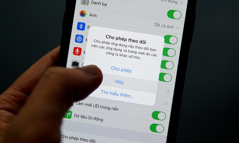 Phần lớn người dùng iPhone không cho phép ứng dụng theo dõi hành vi của mình, dẫn đến giảm hiệu quả quảng cáo Facebook. Ảnh: Lưu Quý Phần lớn người dùng iPhone không cho phép ứng dụng theo dõi hành vi của mình, dẫn đến giảm hiệu quả quảng cáo Facebook. Ảnh: Lưu Quý