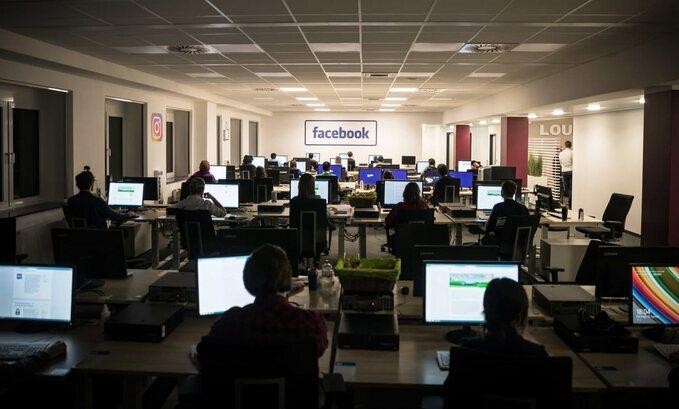 Một trung tâm kiểm duyệt nội dung của Facebook. Ảnh: New York Times.