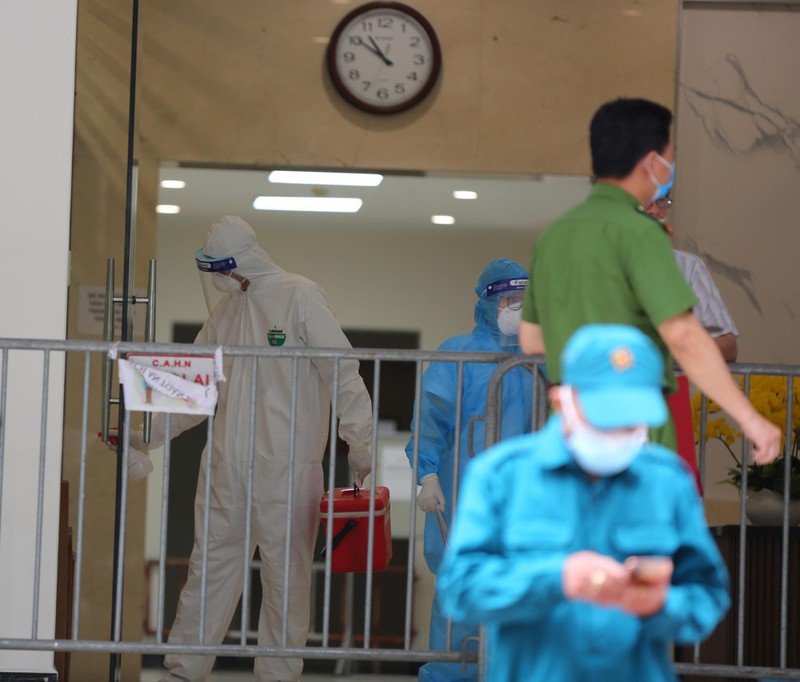 Toàn bộ cư dân toà chung cư 17T4 đã được yêu cầu không rời khỏi nơi cư trú để phục vụ công tác điều tra dịch tễ. Toàn bộ cư dân toà chung cư 17T4 đã được yêu cầu không rời khỏi nơi cư trú để phục vụ công tác điều tra dịch tễ.