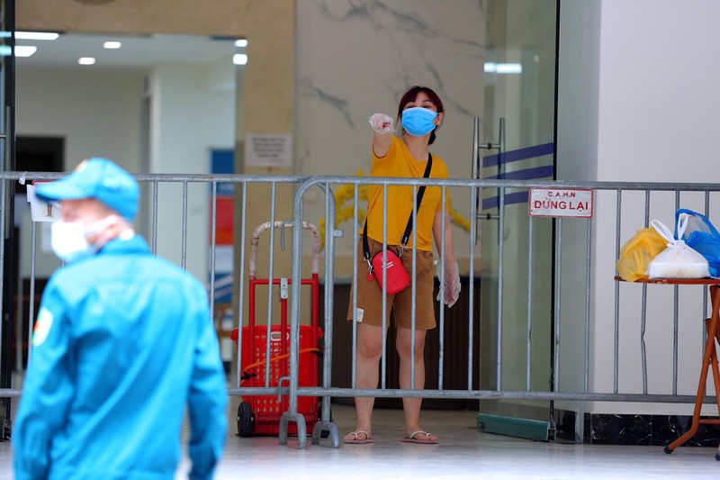 Lực lượng chức năng tiến hành công tác truy vết, phòng chống dịch COVID-19. Lực lượng chức năng tiến hành công tác truy vết, phòng chống dịch COVID-19.