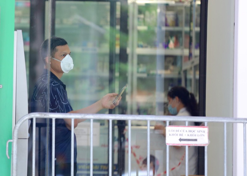 Cư dân trong toà nhà chờ người thân chuyển đồ tiếp tế. Cư dân trong toà nhà chờ người thân chuyển đồ tiếp tế.