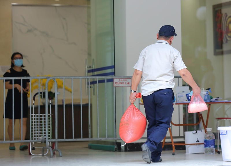 Công tác phun khử khuẩn đảm bảo phòng, chống dịch COVID-19 được tiến hành ngay trong ngày. Công tác phun khử khuẩn đảm bảo phòng, chống dịch COVID-19 được tiến hành ngay trong ngày.