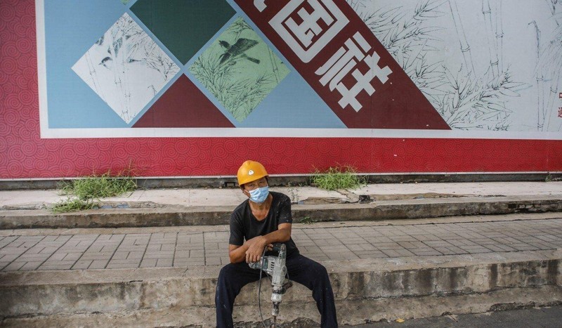 Một người lao động nhập cư chờ được ai đó thuê mướn trên đường phố Bắc Kinh. (Ảnh: EPA-EFE) Một người lao động nhập cư chờ được ai đó thuê mướn trên đường phố Bắc Kinh. (Ảnh: EPA-EFE)