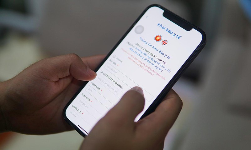 Người dùng khai báo y tế trên ứng dụng Bluezone. Ảnh: Lưu Quý Người dùng khai báo y tế trên ứng dụng Bluezone. Ảnh: Lưu Quý