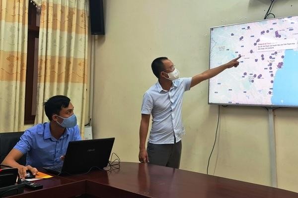 Ông Hưng đang giới thiệu hệ thống theo dõi từ ứng dụng Smart Thanh Hóa