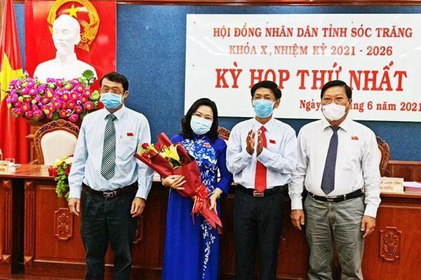 Bí thư Tỉnh ủy Sóc Trăng Lâm Văn Mẫn tặng hoa chúc mừng bà Hồ Thị Cẩm Đào Bí thư Tỉnh ủy Sóc Trăng Lâm Văn Mẫn tặng hoa chúc mừng bà Hồ Thị Cẩm Đào