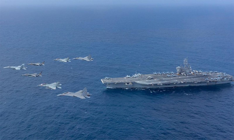 Nhóm tiêm kích F/A-18E/F của Mỹ cùng tiêm kích Su-30MKI và cường kích Jaguar của không quân Ấn Độ ngày 23/6. Ảnh: US Navy.