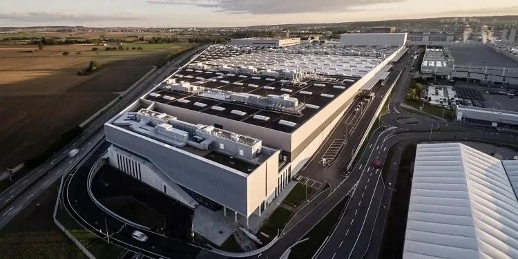 Nhà máy 56 của Mercedes-Benz tại Stuttgart, Đức. Nhà máy 56 của Mercedes-Benz tại Stuttgart, Đức.