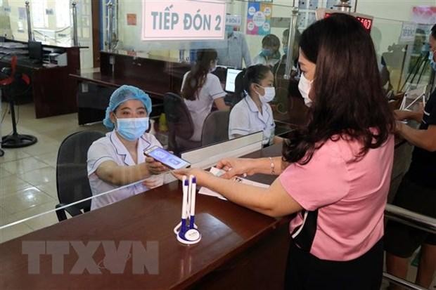 Người dân sử dụng thẻ bảo hiểm y tế điện tử trên ứng dụng VssID để đăng ki khám bệnh tại Bệnh viện Đa khoa tỉnh Sơn La. (Ảnh: Hữu Quyết/TTXVN) Người dân sử dụng thẻ bảo hiểm y tế điện tử trên ứng dụng VssID để đăng ki khám bệnh tại Bệnh viện Đa khoa tỉnh Sơn La. (Ảnh: Hữu Quyết/TTXVN)