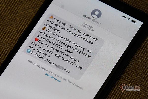 Các tin nhắn quảng cáo cờ bạc giờ đây còn được thể hiện qua một hình thức mới, thu hút người dùng bằng cách gợi ý một công việc giúp kiếm tiền online. Ảnh: Trọng Đạt