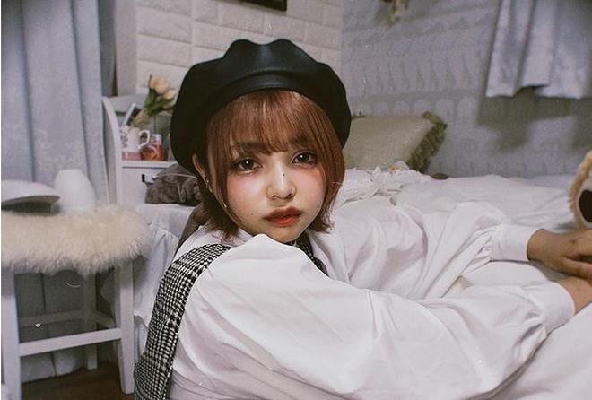 Hoặc gương mặt đã được trang điểm một cách kỹ càng. Hoặc gương mặt đã được trang điểm một cách kỹ càng.