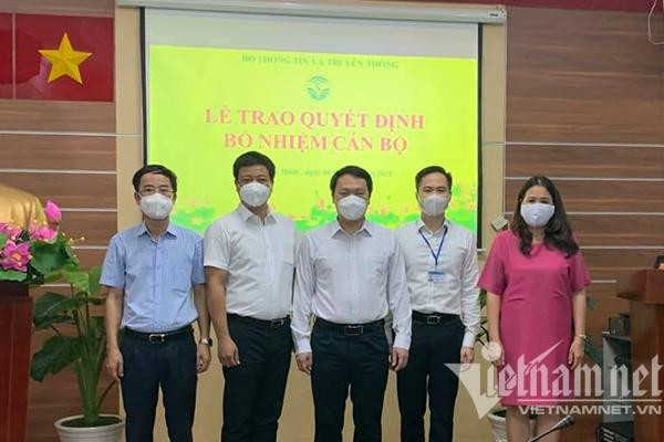 Thứ trưởng Nguyễn Huy Dũng chụp hình lưu niệm cùng tân Cục trưởng Cục Tin học hóa Đỗ Công Anh và các cán bộ Bộ TT&TT đang công tác tại khu vực phía Nam.