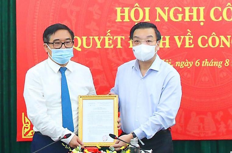 Chủ tịch UBND thành phố Hà Nội Chu Ngọc Anh trao quyết định bổ nhiệm đồng chí Đỗ Đình Hồng giữ chức Giám đốc Sở Văn hóa Thể thao Hà Nội.