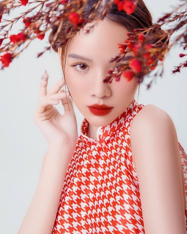 Cô nàng cũng trần tình bản thân mặt mụn là có thật vì da dễ bị dị ứng, trong khi không thể đi spa chăm sóc thời gian này