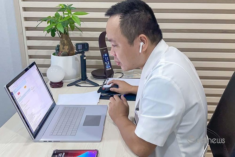 Qua một cổng kết nối trực tuyến, các y bác sĩ có thể liên lạc với bệnh nhân Covid-19 bằng một đầu số thống nhất. (Ảnh do Mạng lưới Thầy thuốc đồng hành cung cấp)