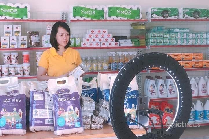 Chị Nguyễn Thị Kim Oanh, Trưởng Bưu điện - Văn hóa xã Xuân Sơn, Thị xã Tây Sơn trong một buổi livestream bán hàng.