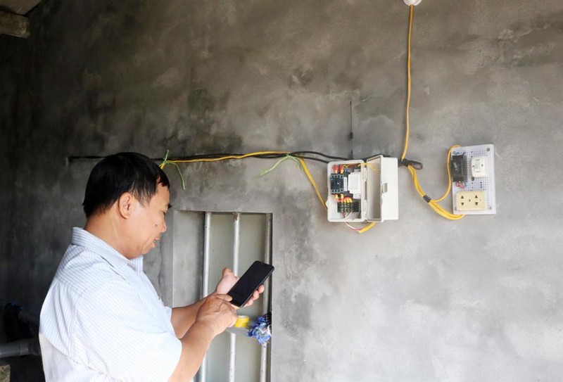 Nông dân xã Việt Dân, TX Đông Triều sử dụng điện thoại thông minh để điều khiển hệ thống tưới tiêu cho cây trồng. Nông dân xã Việt Dân, TX Đông Triều sử dụng điện thoại thông minh để điều khiển hệ thống tưới tiêu cho cây trồng.