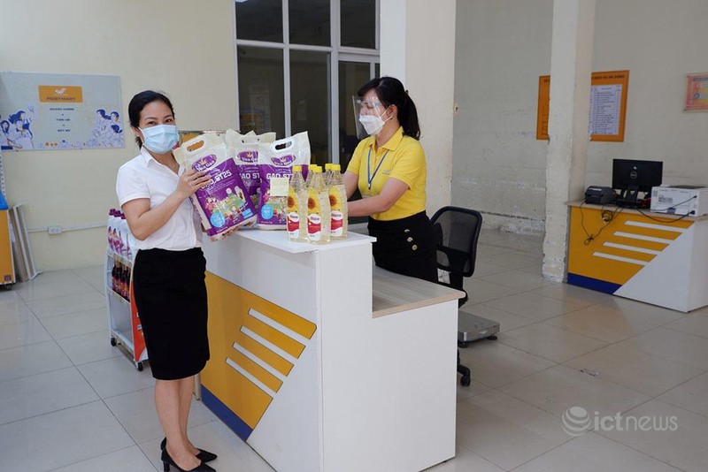 Bên cạnh việc cung cấp các dịch vụ bưu chính, hiện nhiều điểm phục vụ của Vietnam Post đang tổ chức cung ứng lương thực, hàng thiết yếu cho người dân. Bên cạnh việc cung cấp các dịch vụ bưu chính, hiện nhiều điểm phục vụ của Vietnam Post đang tổ chức cung ứng lương thực, hàng thiết yếu cho người dân.