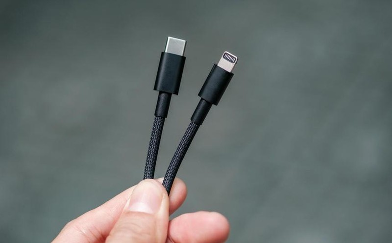 Apple đang sử dụng đồng thời 2 cổng kết nối Lightning và USB-C trên các thiết bị của mình. Apple đang sử dụng đồng thời 2 cổng kết nối Lightning và USB-C trên các thiết bị của mình.