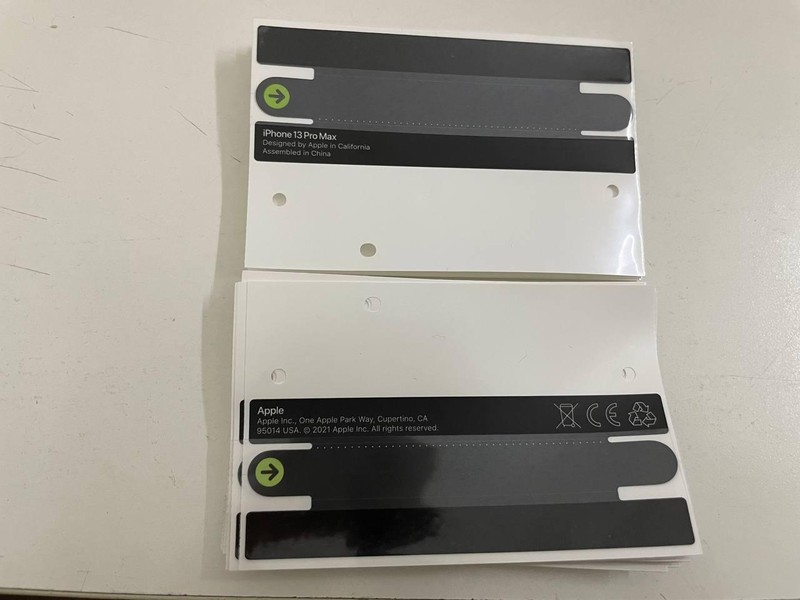 Tem niêm phong dán bên ngoài hộp iPhone 13 được làm giả, chào giá 20.000 đống/tem tại Việt Nam. Ảnh: (N.H) Tem niêm phong dán bên ngoài hộp iPhone 13 được làm giả, chào giá 20.000 đống/tem tại Việt Nam. Ảnh: (N.H)