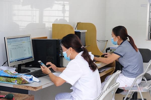 Cán bộ trạm y tế xã Sảng Mộc đang hướng tới ứng dụng nền tảng khám bệnh từ xa...