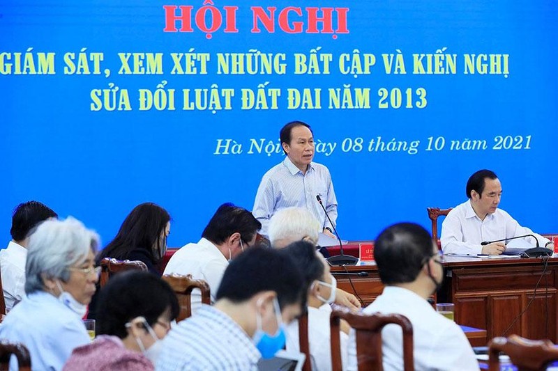 Các đại biểu tại hội nghị giám sát, xem xét những bất cập và kiến nghị sửa đổi Luật Đất đai năm 2013 do Ủy ban Trung ương MTTQ Việt Nam tổ chức ngày 8-10. Ảnh: CHÂN LUẬN Các đại biểu tại hội nghị giám sát, xem xét những bất cập và kiến nghị sửa đổi Luật Đất đai năm 2013 do Ủy ban Trung ương MTTQ Việt Nam tổ chức ngày 8-10. Ảnh: CHÂN LUẬN